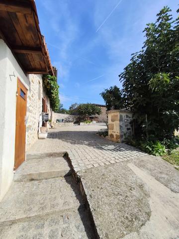 SPACIEUSE MAISON CHARENTAISE A LA CAMPAGNE