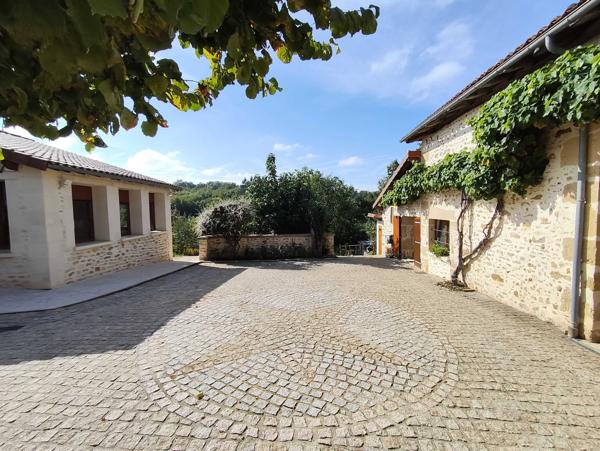 SPACIEUSE MAISON CHARENTAISE A LA CAMPAGNE