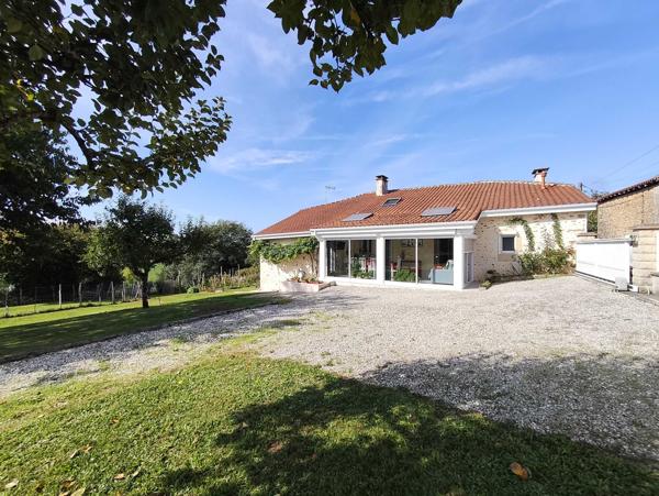 SPACIEUSE MAISON CHARENTAISE A LA CAMPAGNE