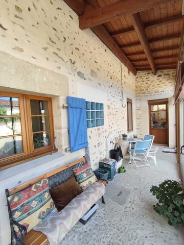 SPACIEUSE MAISON CHARENTAISE A LA CAMPAGNE