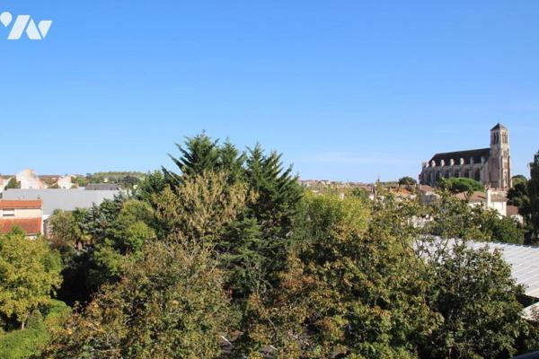 NIORT, SECTEUR QUAI METAYER-PETIT LECLERC, TRES BEL APPARTEMENT AVEC TERRASSE ET PARKING