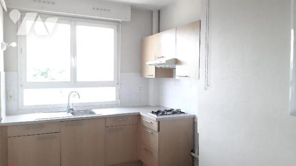 A vendre RENNES centre, appartement T3, quartier fac de droit, type 3 de 64 m² habitables au 4è...