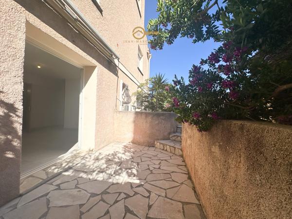 Saint Aygulf (83370) À VENDRE - Charmant T2/3 en rez-de-jardin à Saint-Aygulf– Coup de cœur assuré !