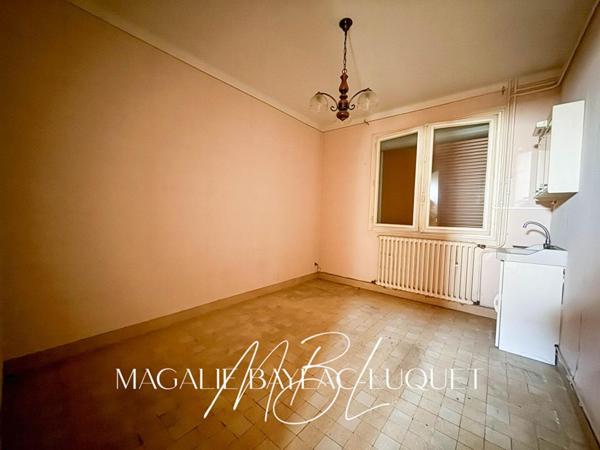 IMMEUBLE DE RAPPORT - CENTRE DE CARCASSONNE - 3 ÉTAGES - FORT POTENTIEL