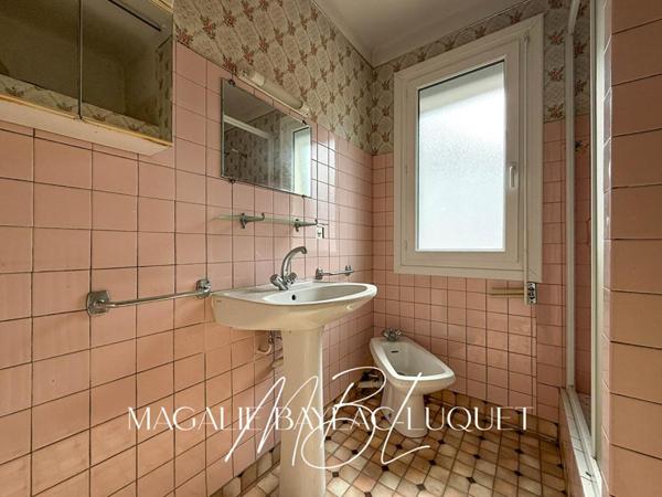 IMMEUBLE DE RAPPORT - CENTRE DE CARCASSONNE - 3 ÉTAGES - FORT POTENTIEL