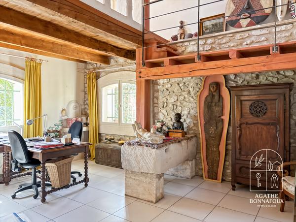 Châteaurenard (13160) Mas 435 m2 en pierre avec piscine au calme sur 5800 m2 de terrain