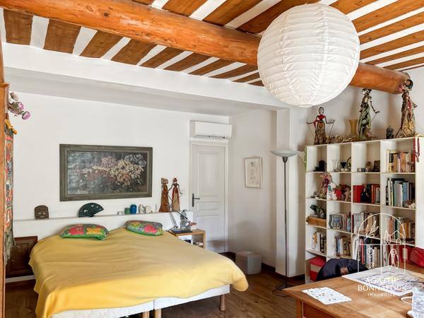 Châteaurenard (13160) Mas 435 m2 en pierre avec piscine au calme sur 5800 m2 de terrain