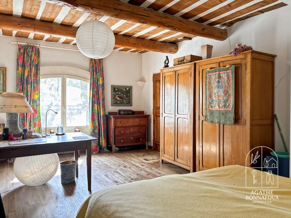 Châteaurenard (13160) Mas 435 m2 en pierre avec piscine au calme sur 5800 m2 de terrain