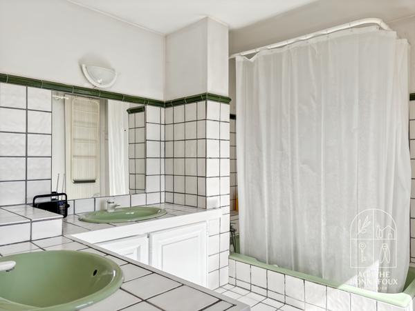 Châteaurenard (13160) Mas 435 m2 en pierre avec piscine au calme sur 5800 m2 de terrain