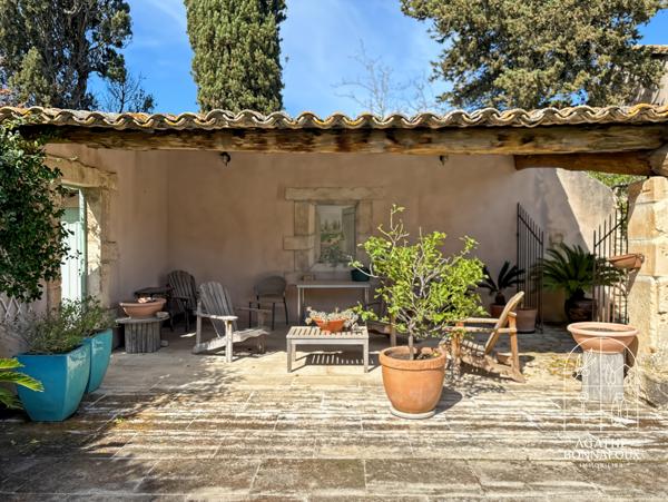 Châteaurenard (13160) Mas 435 m2 en pierre avec piscine au calme sur 5800 m2 de terrain