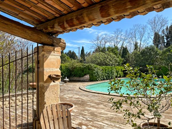 Châteaurenard (13160) Mas 435 m2 en pierre avec piscine au calme sur 5800 m2 de terrain