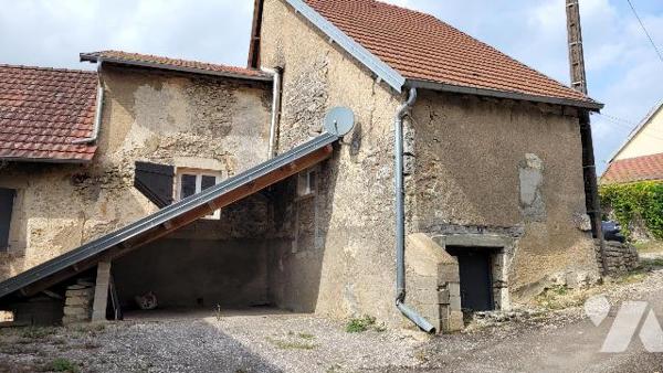 CHOYE, immeuble composé de deux logements entièrement rénovés.