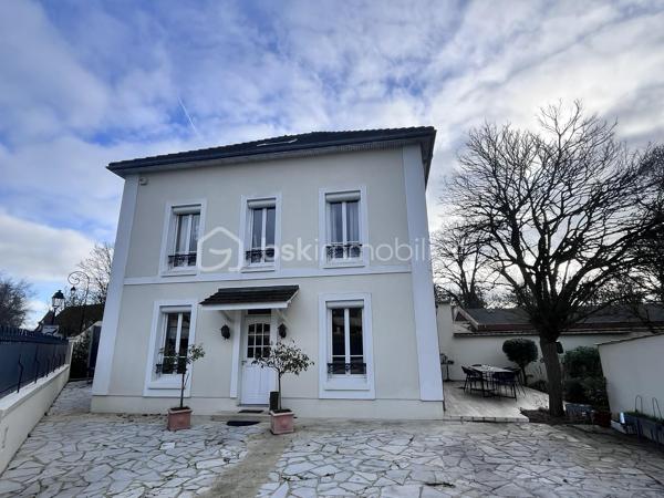 Découvrez cette magnifique maison de Maître du XIXe, parfaite pour ceux qui recherchent un cadre de vie serein et authentique. Située dans un environnement apaisant, cette demeure de caractère offre un style de vie unique, alliant tranquillité et proximité urbaine au bord du canal de L'Ourcq.

Ce splendide bien de 200 m² avec le sous sol  est composé de 7 pièces spacieuses, avec une belle répartition des espaces qui promet confort et convivialité. 

À l'intérieur, chaque pièce révèle un caractère distinct, où matériaux de qualité et finitions soignées se rejoignent. Profitez de moments chaleureux dans un séjour et salle à manger lumineux et spacieux, tandis qu'une grande cuisine spacieuse et fonctionnelle avec accès sur la terrasse vous invite à partager de beau  moments 
.
Cette magnifique maison se compose aussi de 6 chambres sur deux niveaux, une  grande salle de bain, une salle d'eau et un dressing.

Côté extérieur, laissez-vous séduire par une terrasse accueillante et jardin sans vis-à-vis, parfaits pour les douces soirées d'été. Ils offrent  un espace parfait pour vos moments de détente en toute intimité.

Avec un sous-sol total  comprenant une cave à vin, buanderie, cellier et une grande pièce, cette maison sans mitoyenneté garantit accès et confort sans compromis.

 Proche des commodités quotidiennes, elle permet un accès facile à toutes les nécessités de la vie urbaine. (écoles, commerces, transport en commun)


N'attendez plus pour enrichir votre quotidien de sérénité et d'élégance intemporelle, et contactez Aurélie TOMBETTE pour toute visite ou information complémentaire.