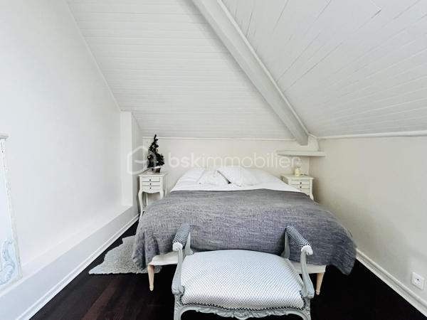 Découvrez cette magnifique maison de Maître du XIXe, parfaite pour ceux qui recherchent un cadre de vie serein et authentique. Située dans un environnement apaisant, cette demeure de caractère offre un style de vie unique, alliant tranquillité et proximité urbaine au bord du canal de L'Ourcq.

Ce splendide bien de 200 m² avec le sous sol  est composé de 7 pièces spacieuses, avec une belle répartition des espaces qui promet confort et convivialité. 

À l'intérieur, chaque pièce révèle un caractère distinct, où matériaux de qualité et finitions soignées se rejoignent. Profitez de moments chaleureux dans un séjour et salle à manger lumineux et spacieux, tandis qu'une grande cuisine spacieuse et fonctionnelle avec accès sur la terrasse vous invite à partager de beau  moments 
.
Cette magnifique maison se compose aussi de 6 chambres sur deux niveaux, une  grande salle de bain, une salle d'eau et un dressing.

Côté extérieur, laissez-vous séduire par une terrasse accueillante et jardin sans vis-à-vis, parfaits pour les douces soirées d'été. Ils offrent  un espace parfait pour vos moments de détente en toute intimité.

Avec un sous-sol total  comprenant une cave à vin, buanderie, cellier et une grande pièce, cette maison sans mitoyenneté garantit accès et confort sans compromis.

 Proche des commodités quotidiennes, elle permet un accès facile à toutes les nécessités de la vie urbaine. (écoles, commerces, transport en commun)


N'attendez plus pour enrichir votre quotidien de sérénité et d'élégance intemporelle, et contactez Aurélie TOMBETTE pour toute visite ou information complémentaire.