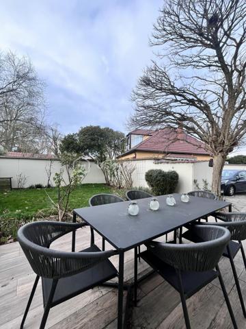 Découvrez cette magnifique maison de Maître du XIXe, parfaite pour ceux qui recherchent un cadre de vie serein et authentique. Située dans un environnement apaisant, cette demeure de caractère offre un style de vie unique, alliant tranquillité et proximité urbaine au bord du canal de L'Ourcq.

Ce splendide bien de 200 m² avec le sous sol  est composé de 7 pièces spacieuses, avec une belle répartition des espaces qui promet confort et convivialité. 

À l'intérieur, chaque pièce révèle un caractère distinct, où matériaux de qualité et finitions soignées se rejoignent. Profitez de moments chaleureux dans un séjour et salle à manger lumineux et spacieux, tandis qu'une grande cuisine spacieuse et fonctionnelle avec accès sur la terrasse vous invite à partager de beau  moments 
.
Cette magnifique maison se compose aussi de 6 chambres sur deux niveaux, une  grande salle de bain, une salle d'eau et un dressing.

Côté extérieur, laissez-vous séduire par une terrasse accueillante et jardin sans vis-à-vis, parfaits pour les douces soirées d'été. Ils offrent  un espace parfait pour vos moments de détente en toute intimité.

Avec un sous-sol total  comprenant une cave à vin, buanderie, cellier et une grande pièce, cette maison sans mitoyenneté garantit accès et confort sans compromis.

 Proche des commodités quotidiennes, elle permet un accès facile à toutes les nécessités de la vie urbaine. (écoles, commerces, transport en commun)


N'attendez plus pour enrichir votre quotidien de sérénité et d'élégance intemporelle, et contactez Aurélie TOMBETTE pour toute visite ou information complémentaire.