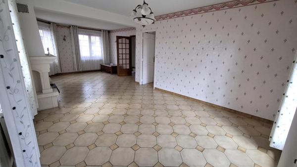 A VENDRE, Maison individuelle de plain pied 5 pièces SAINT QUENTIN (02), Jardin et Garage