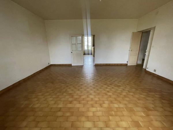 Propriété de maître à rénover – Nombreuses dépendances