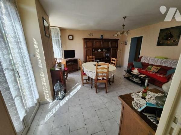 Une maison d'habitation comprenant ;
Au rez-de-chaussée : cuisine, salle à manger, deux chambr...
