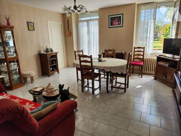 Une maison d'habitation comprenant ;
Au rez-de-chaussée : cuisine, salle à manger, deux chambr...