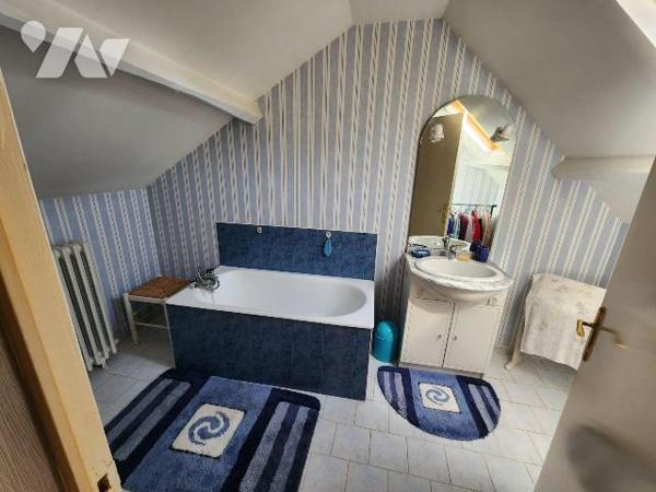 Une maison d'habitation comprenant ;
Au rez-de-chaussée : cuisine, salle à manger, deux chambr...