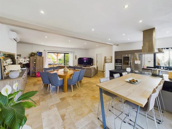 Superbe rénovation pour cette maison en pierre avec potentiel de revenus près de Beynac
