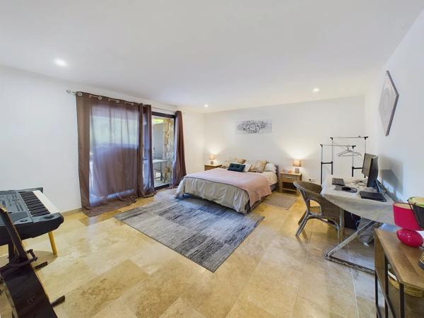 Superbe rénovation pour cette maison en pierre avec potentiel de revenus près de Beynac