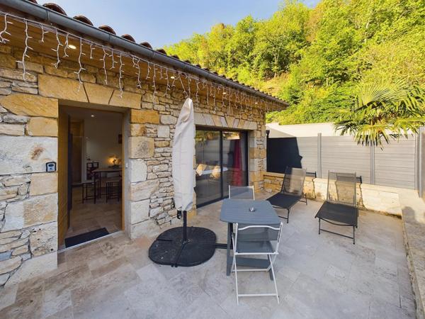 Superbe rénovation pour cette maison en pierre avec potentiel de revenus près de Beynac