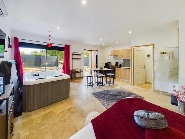 Superbe rénovation pour cette maison en pierre avec potentiel de revenus près de Beynac