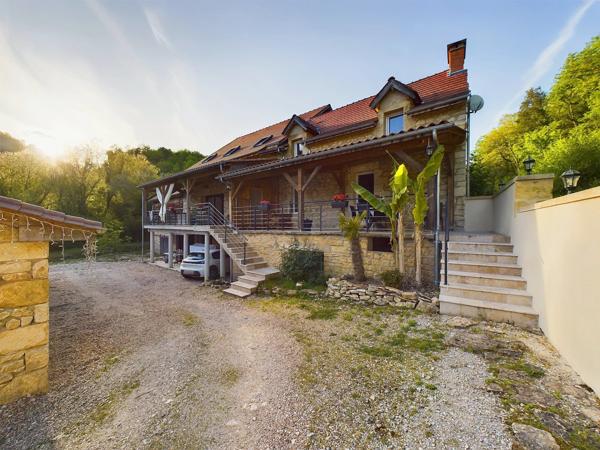 Superbe rénovation pour cette maison en pierre avec potentiel de revenus près de Beynac