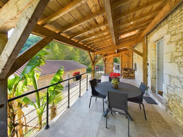 Superbe rénovation pour cette maison en pierre avec potentiel de revenus près de Beynac