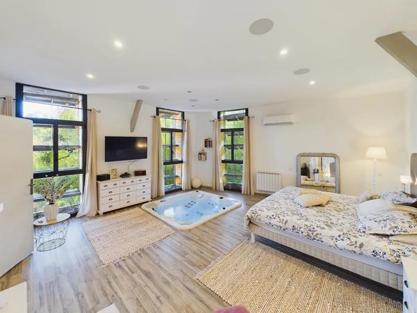 Superbe rénovation pour cette maison en pierre avec potentiel de revenus près de Beynac