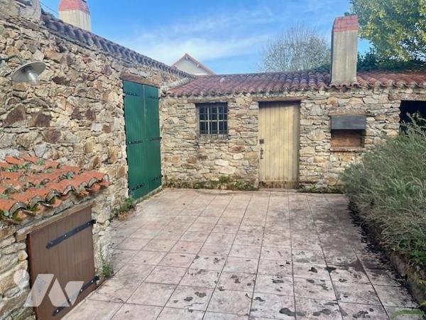 LES SORINIERES , maison en pierre de type T3