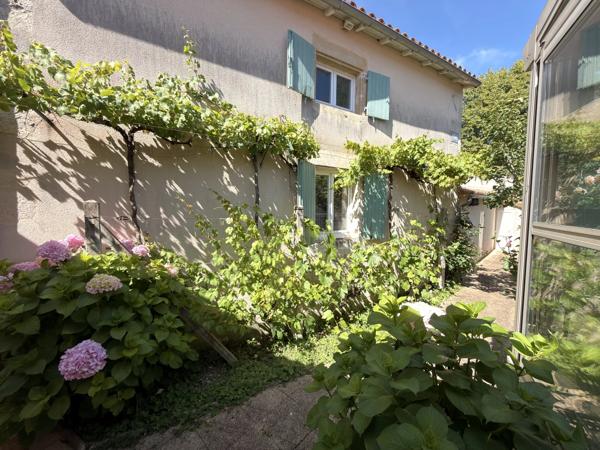 Charmante maison en bord de rivière avec dépendance aménageable, atelier et vue imprenable