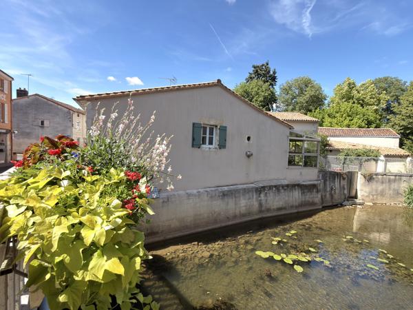 Charmante maison en bord de rivière avec dépendance aménageable, atelier et vue imprenable