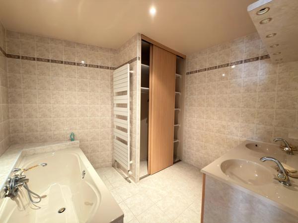 Charmante maison en bord de rivière avec dépendance aménageable, atelier et vue imprenable