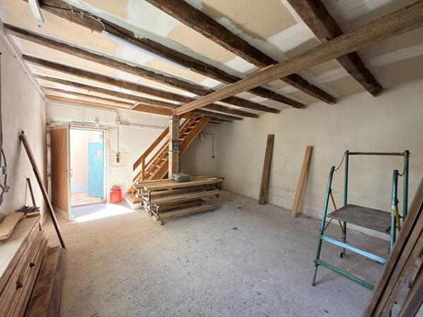 Charmante maison en bord de rivière avec dépendance aménageable, atelier et vue imprenable