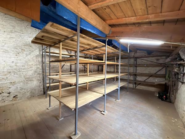 Charmante maison en bord de rivière avec dépendance aménageable, atelier et vue imprenable
