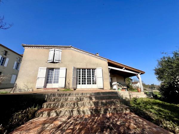 Maison de ville dans un village de campagne