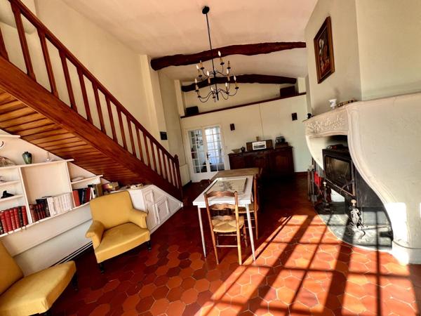 Maison de ville dans un village de campagne