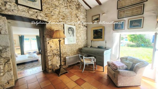 Trois maisons de charme en pierre  un lieu, mille possibilités