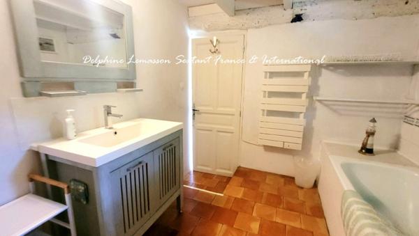 Trois maisons de charme en pierre  un lieu, mille possibilités