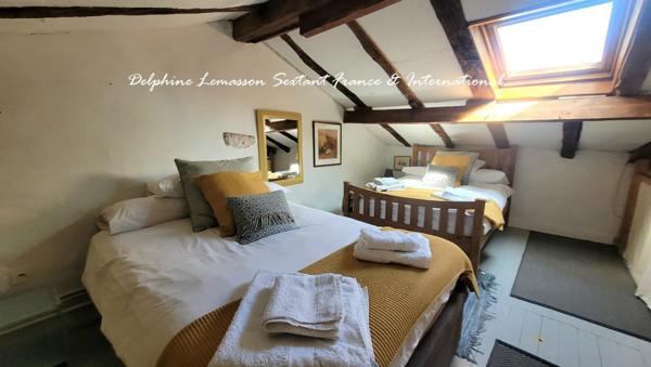 Trois maisons de charme en pierre  un lieu, mille possibilités