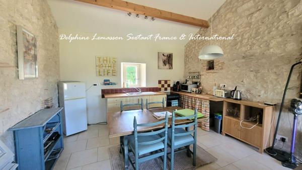 Trois maisons de charme en pierre  un lieu, mille possibilités