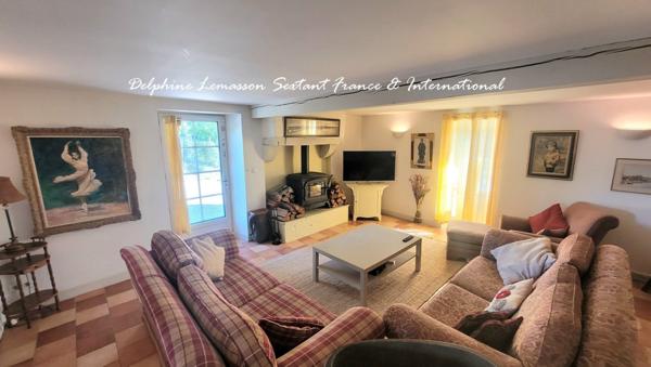 Trois maisons de charme en pierre  un lieu, mille possibilités