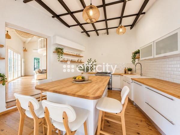 Maison
         4 pièces
        - 175 m² 770 000 € *