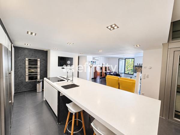 Maison
         6 pièces
        - 260 m² Bien prestige 1 095 000 € *