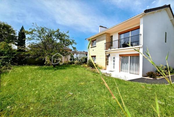 Maison individuelle de 117 m² aux prestations soignées, érigée sur un terrain de 518 m² en pleine propriété, sans mitoyenneté, dans une zone pavillonnaire calme avec vue dégagée. Ravalement récent et double vitrage.
La distribution est particulièrement bien pensée : au rez-de-chaussée, une entrée spacieuse dessert deux chambres dont l'une dispose de sa propre salle d'eau avec WC — idéal pour recevoir ou pour une chambre parentale indépendante.
À l'étage, un beau séjour de 36 m² très lumineux ouvre sur un balcon. Il est accompagné d'une cuisine équipée indépendante, de deux chambres supplémentaires, d'une salle d'eau et d'un WC séparé.
Environ 50 m² d'annexes — garage, buanderie, atelier — complètent le bien et offrent de réelles possibilités d'aménagement ou de rangement selon vos besoins.
Un bien complet, fonctionnel et bien entretenu, à saisir dans un secteur calme et résidentiel.