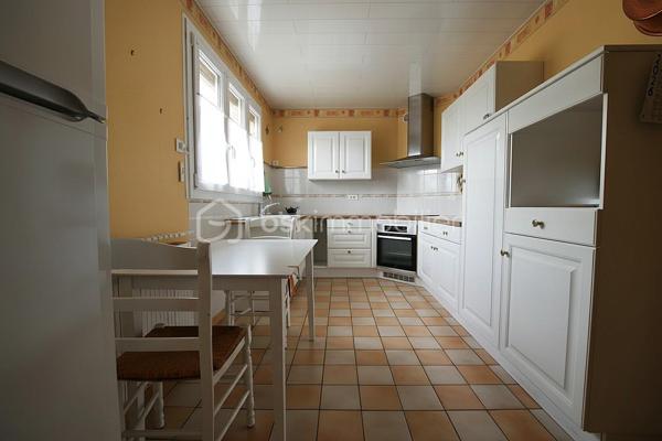 Maison individuelle de 117 m² aux prestations soignées, érigée sur un terrain de 518 m² en pleine propriété, sans mitoyenneté, dans une zone pavillonnaire calme avec vue dégagée. Ravalement récent et double vitrage.
La distribution est particulièrement bien pensée : au rez-de-chaussée, une entrée spacieuse dessert deux chambres dont l'une dispose de sa propre salle d'eau avec WC — idéal pour recevoir ou pour une chambre parentale indépendante.
À l'étage, un beau séjour de 36 m² très lumineux ouvre sur un balcon. Il est accompagné d'une cuisine équipée indépendante, de deux chambres supplémentaires, d'une salle d'eau et d'un WC séparé.
Environ 50 m² d'annexes — garage, buanderie, atelier — complètent le bien et offrent de réelles possibilités d'aménagement ou de rangement selon vos besoins.
Un bien complet, fonctionnel et bien entretenu, à saisir dans un secteur calme et résidentiel.