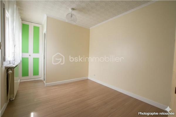 Maison individuelle de 117 m² aux prestations soignées, érigée sur un terrain de 518 m² en pleine propriété, sans mitoyenneté, dans une zone pavillonnaire calme avec vue dégagée. Ravalement récent et double vitrage.
La distribution est particulièrement bien pensée : au rez-de-chaussée, une entrée spacieuse dessert deux chambres dont l'une dispose de sa propre salle d'eau avec WC — idéal pour recevoir ou pour une chambre parentale indépendante.
À l'étage, un beau séjour de 36 m² très lumineux ouvre sur un balcon. Il est accompagné d'une cuisine équipée indépendante, de deux chambres supplémentaires, d'une salle d'eau et d'un WC séparé.
Environ 50 m² d'annexes — garage, buanderie, atelier — complètent le bien et offrent de réelles possibilités d'aménagement ou de rangement selon vos besoins.
Un bien complet, fonctionnel et bien entretenu, à saisir dans un secteur calme et résidentiel.