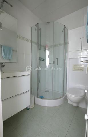 Maison individuelle de 117 m² aux prestations soignées, érigée sur un terrain de 518 m² en pleine propriété, sans mitoyenneté, dans une zone pavillonnaire calme avec vue dégagée. Ravalement récent et double vitrage.
La distribution est particulièrement bien pensée : au rez-de-chaussée, une entrée spacieuse dessert deux chambres dont l'une dispose de sa propre salle d'eau avec WC — idéal pour recevoir ou pour une chambre parentale indépendante.
À l'étage, un beau séjour de 36 m² très lumineux ouvre sur un balcon. Il est accompagné d'une cuisine équipée indépendante, de deux chambres supplémentaires, d'une salle d'eau et d'un WC séparé.
Environ 50 m² d'annexes — garage, buanderie, atelier — complètent le bien et offrent de réelles possibilités d'aménagement ou de rangement selon vos besoins.
Un bien complet, fonctionnel et bien entretenu, à saisir dans un secteur calme et résidentiel.